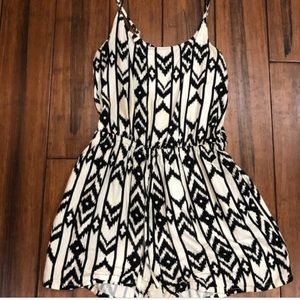 forever 21 black and white romper size M! ✨